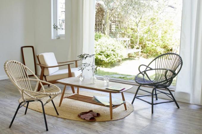 Boho stila dārza studija ar kafijas galdiņu un rotangpalmas stila krēsliem