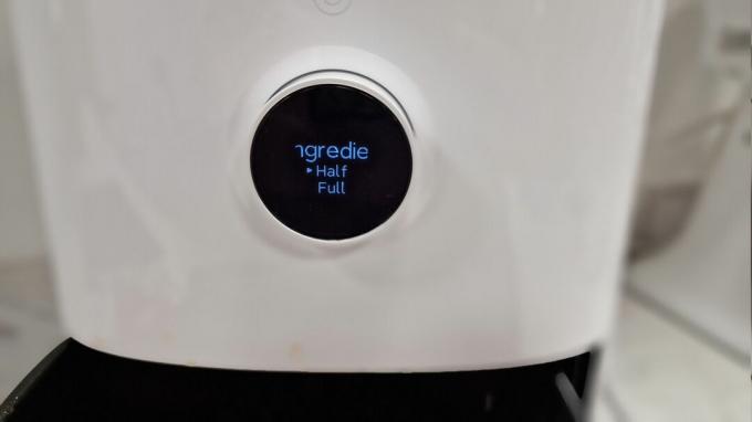 Xiaomi Mi Smart Air Fryer mit Bedienelementen, die die Möglichkeit bieten, zwischen halbem und vollem Korb zu wählen