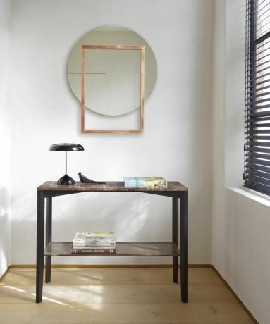 Ideas de espejo de pasillo redondo con marco rectangular y mesa de consola