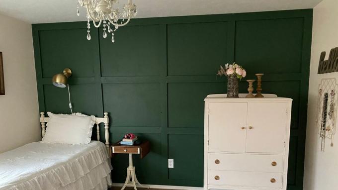 हरे रंग में रंगी हुई एक DIY लकड़ी की दीवार बनाना