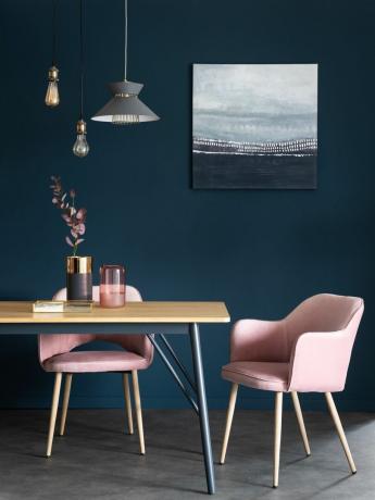 Maisons du monde rožinės kėdės prie virtuvės stalo su mėlyna siena