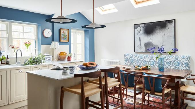 विक्टोरियन लंदन के घर में नीली दीवारों के साथ रसोई का विस्तार