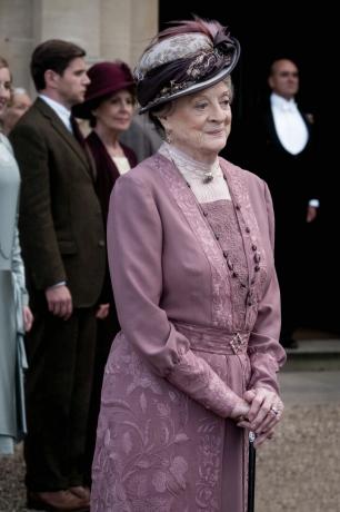 Маги Смит като вдовлива графиня Вайълет Кроули във филма за абатството Даунтън