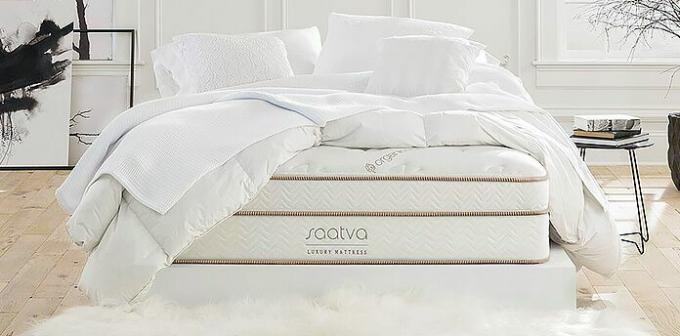 Saatva madrass med vita sängkläder
