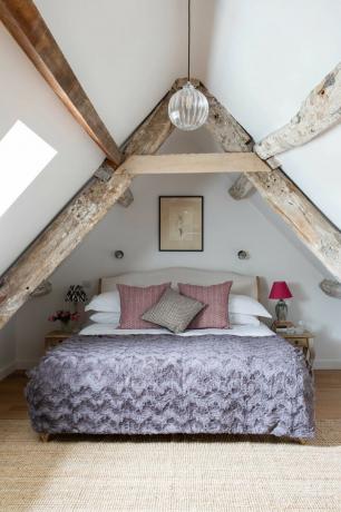 spavaća soba-greda-drveni okvir-potkrovlje-spavaća soba