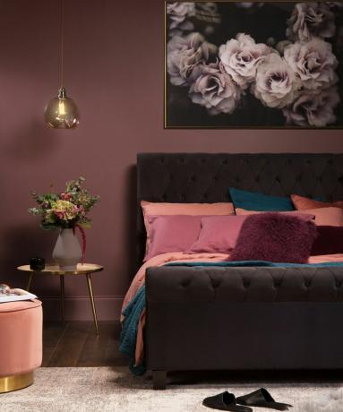 Фіолетова спальня з персиковим і чирковим кольором від Furniture and Choice