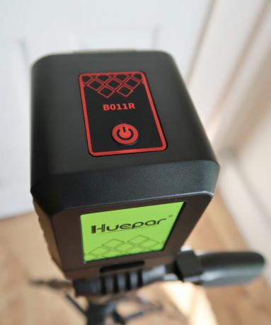 빨간색 On Off 버튼과 라임 그린 라벨이 있는 Huepar B011R 레이저 레벨 장치