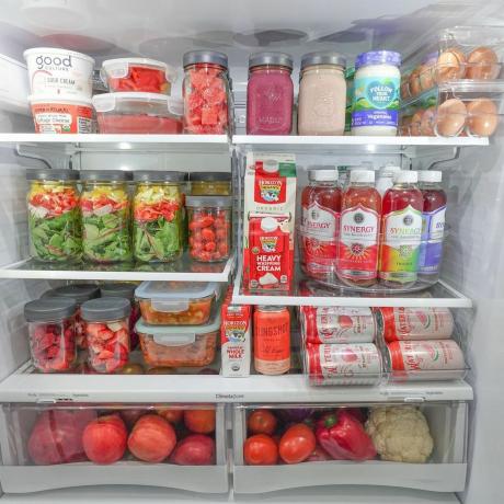 Krāsains ledusskapis ar daudzām lietām uzglabāšanas konteineros