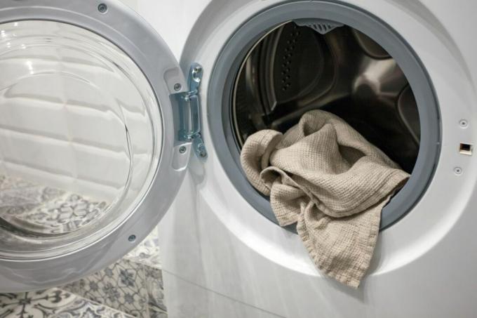 Çalışır durumda bir çamaşır kurutma makinesi
