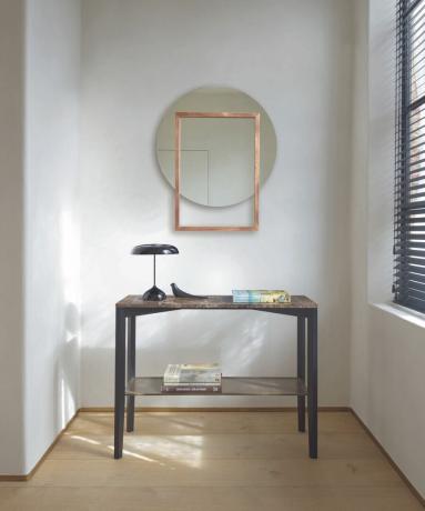 Mažas įėjimas su veidrodžiu, žaliuzėmis ir nedideliu konsoliniu stalu