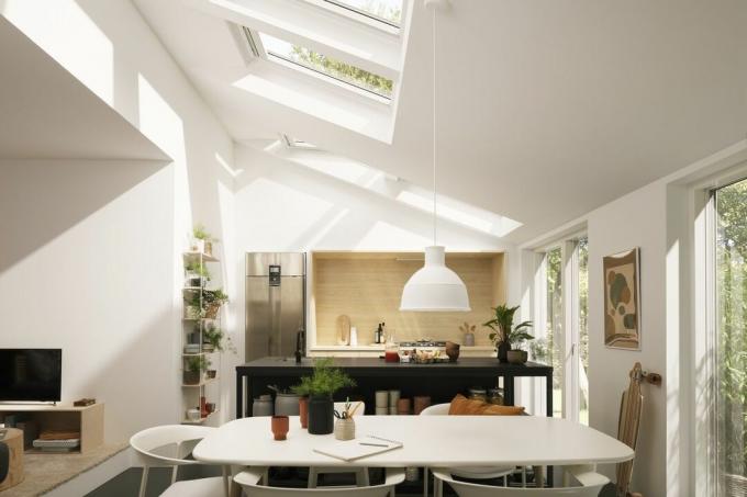Velux-ramen in een keukenuitbreiding met één verdieping