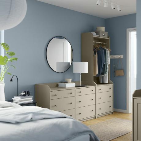 quarto azul com cômoda e armário pendurado