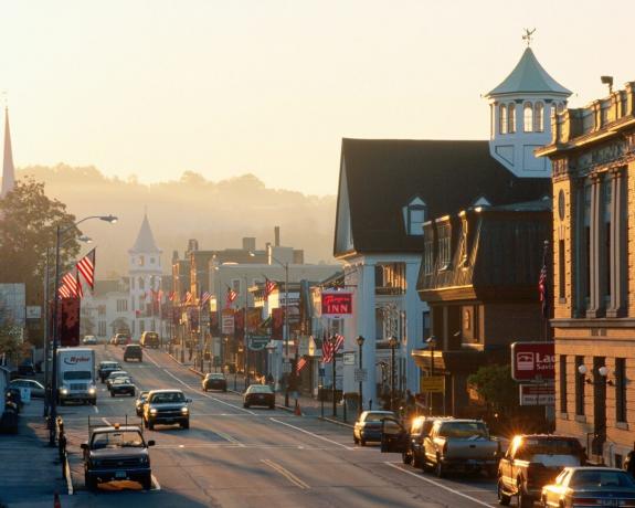 Päikesetõus Main Streetil, Littletonis, New Hampshire'is