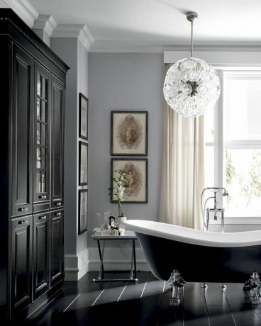 Luksusbad med svart gulv og svart frittstående badekar
