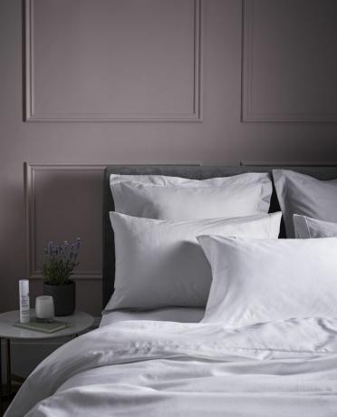 posteljnina john lewis in partnerjev v beli barvi s sivimi stenami