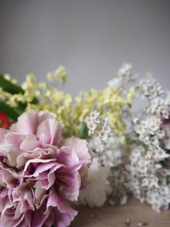 obraz kwiatów na stole