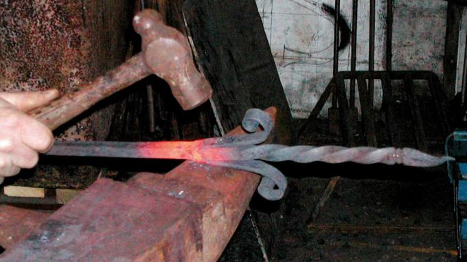 Las barandillas de hierro se fabrican con métodos tradicionales en un herrero.