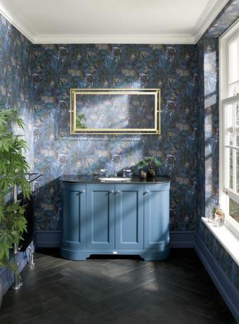 papier peint de salle de bain bleu dans une salle de bain avec meuble vasque bleu