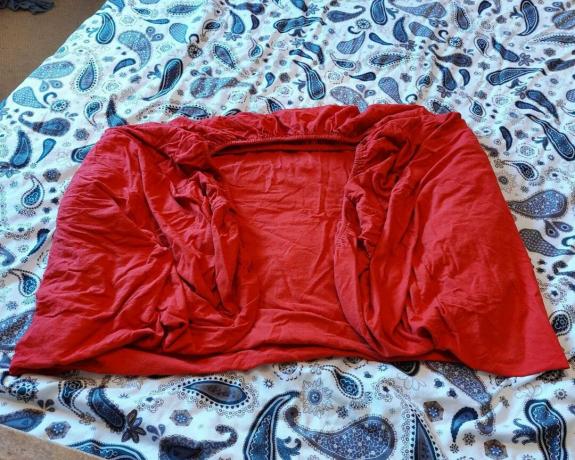 sábana bajera roja doblada después de un truco tiktok