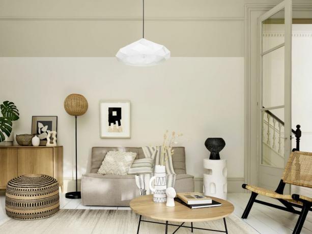 Schéma obývacího pokoje Japandi s bíle natřenými podlahovými deskami