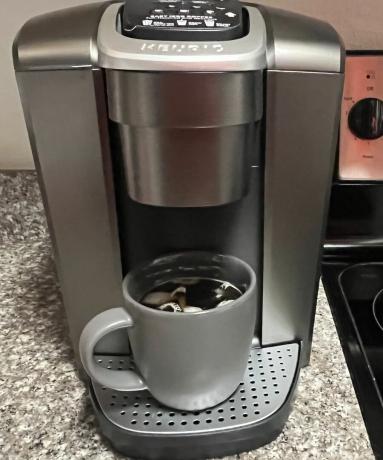 เครื่องชงกาแฟแบบเสิร์ฟครั้งเดียว Keurig K-Elite พร้อมเครื่องดื่มกาแฟเย็นที่เตรียมไว้ในเหยือกสีเทา