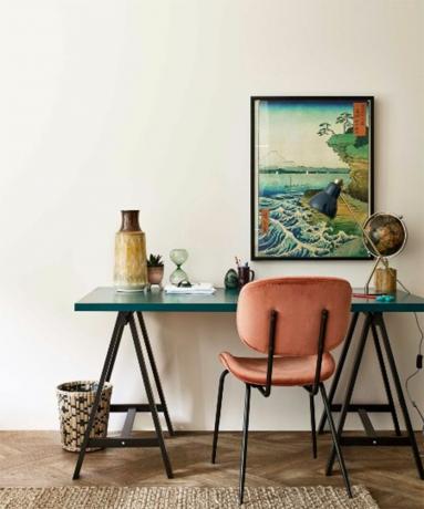 Vihreäksi maalattu kirjoituspöytä Duluxin modernissa kotitoimistossa