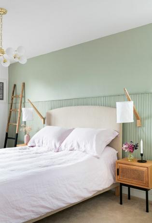 Бледозелена спалня с ламперия