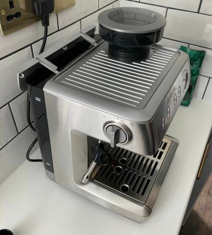 sidevisning av Ariete 1313 espressomaskin på en hvit disk med hvite metrofliser