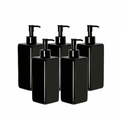 Pět černých lahviček s dávkovačem mýdla
