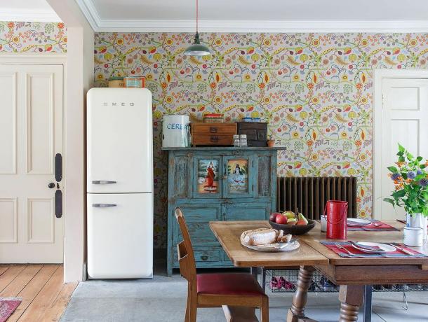 värvilised üksused vintage -inspireeritud köögis