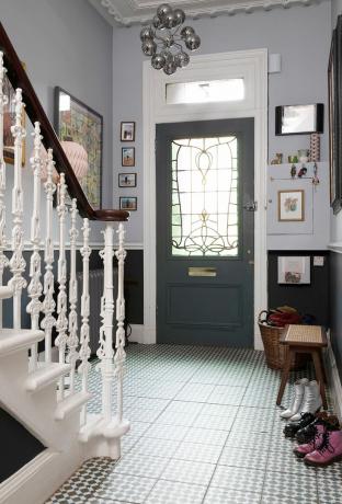 एम्मा और जेम्स पेस की रंगीन सजावट ने उनके ग्लासगो घर को उनकी गली के 'पार्टी हाउस' में बदल दिया है