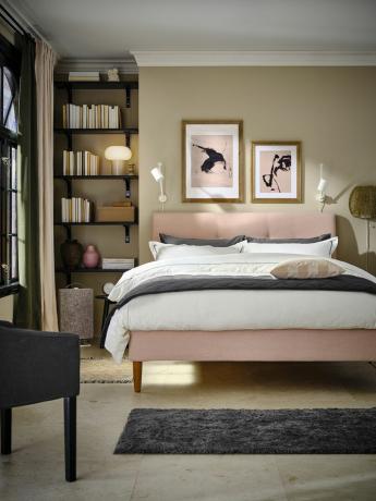 Schlafzimmer mit neutraler Farbgebung und schwarzen Regalen