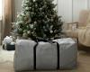 Geriausi Kalėdų eglutės krepšiai – 8 stilingi būdai laikyti dirbtinę eglutę metai iš metų