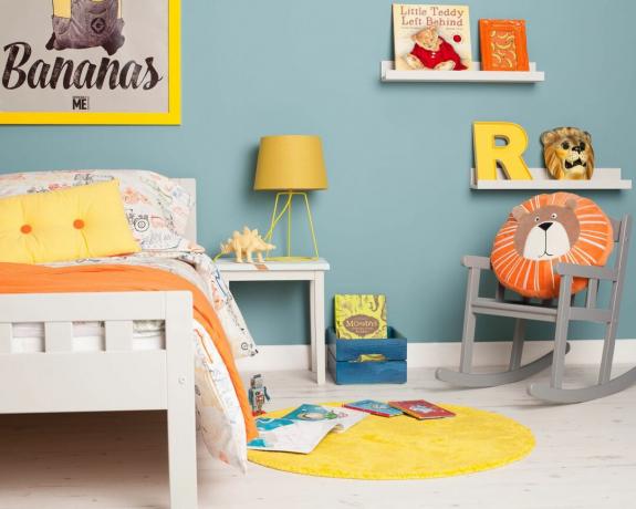 Mėlynos, geltonos ir oranžinės spalvos vaikų kambario idėja, sukurta „Rustoleum“