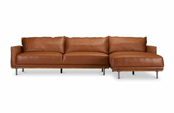 Un divano componibile chaise in pelle marrone chiaro