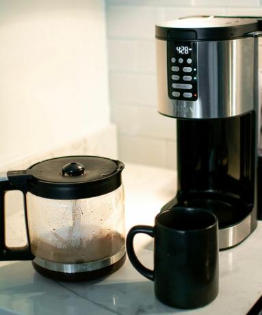 निंजा® प्रोग्रामेबल XL 14-कप कॉफ़ी मेकर प्रो में कॉफ़ी बनाना