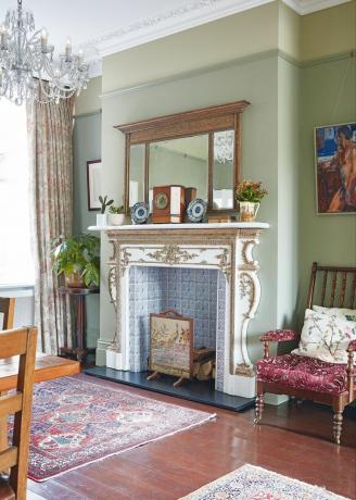 Interior Victoria dengan perapian dengan dinding hijau dan perapian