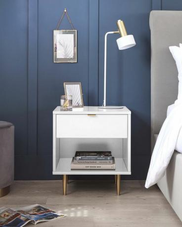 camera da letto blu con comodino bianco