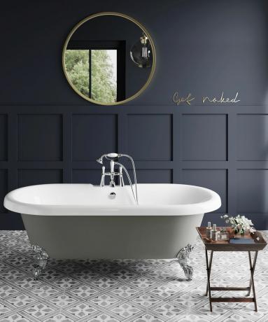 Bañera independiente en gris paloma con paneles de pared en azul marino de Bathroom Mountain