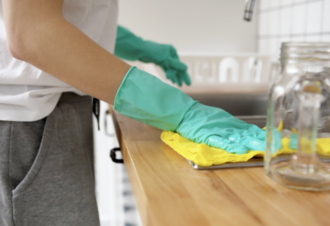Mutfağını temizlemek için kabartma tozu kullanan kadın