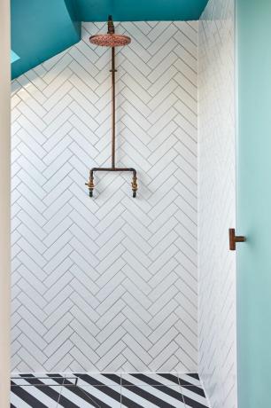 Lilijas Pikardas māja: privāta dušas telpa ar vienkrāsainu svītrainu flīžu grīdu un metro flīžu sienām