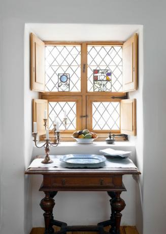 nadomestna olovna okna in polkna v hiši iz 17. stoletja