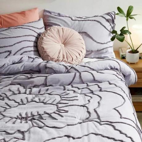ผ้าปูเตียงสีม่วงทอเป็นกระจุกพร้อมผ้าคลุมที่สัมผัสได้ในสไตล์ที่ผ่อนคลาย