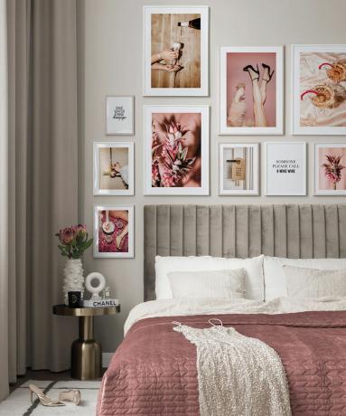 Růžová ložnice s galerijní stěnou od Desenio