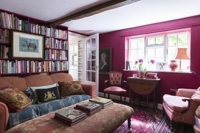 Cottage-Wohnzimmer gestrichen rot spurling