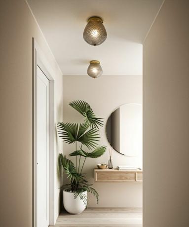Lampada da soffitto Orbiform di Lime Lace in corridoio beige neutro con pianta di palma e specchio rotondo