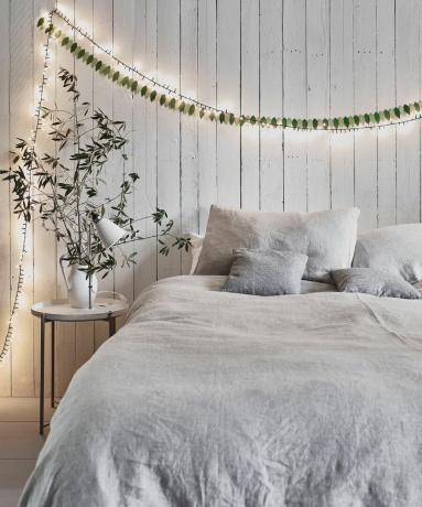 Dormitor alb îmbrăcat cu lumini de zână