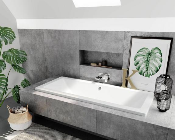 Ένα γκρι μπάνιο με τετράγωνη μπανιέρα, φυτό τυριού και βοτανική εκτύπωση