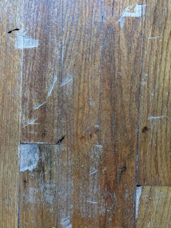 Un primer plano del piso de madera descolorido rayado