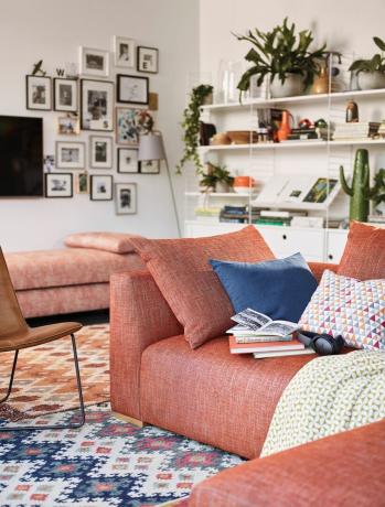 غرفة معيشة مع أريكة برتقالية من تصميم John Lewis